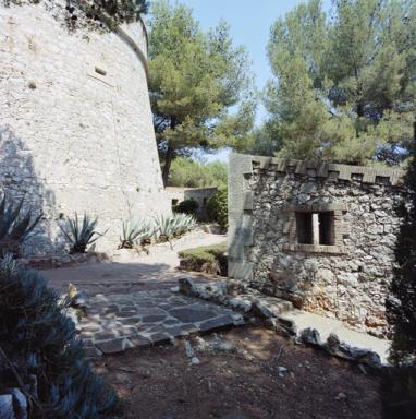 Mur de clture crnel de l'enceinte chemisant le pied de la tour.