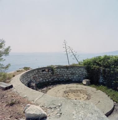 Emplacement de tir formant tourelle sur la batterie côtière.