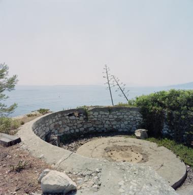 Emplacement de tir formant tourelle sur la batterie ctire.