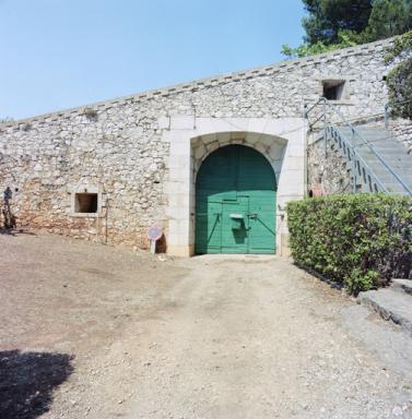 Face intrieure de la porte principale, avec escalier montant vers la tour.