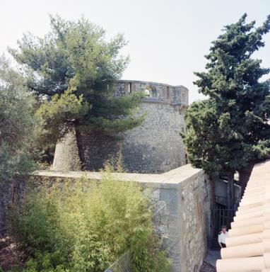  La tour enveloppe de son mur de chemise quadrangulaire.