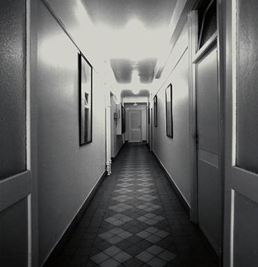 Rez-de-chaussée. Couloir des services.