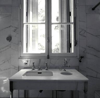 1er étage. Appartement de M. Beaumont. La salle de bain. Le lavabo.
