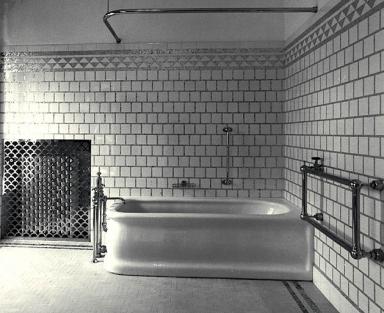 2e étage. La salle de bain nord. Le côté est avec le cache-radiateur chromé et la baignoire.