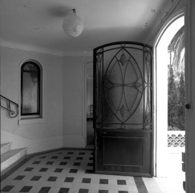 La porte d'entre ouverte sur le vestibule,  l'est.