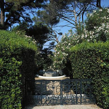 Grille à l'entrée du parterre du miroir d'eau occidental.