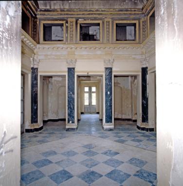 Le dcor form de pilastres situ dans le vestibule, depuis le sud.