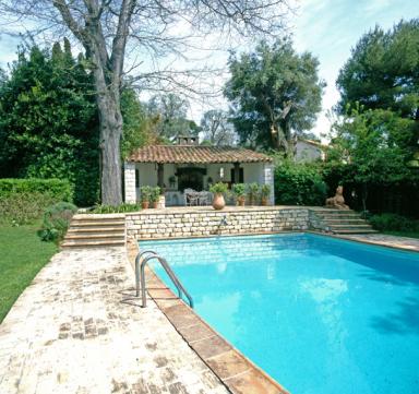 La piscine. Vue rapproche prise de l'ouest vers l'abri.