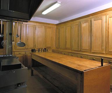 1er étage. Ancien office réaménagé en cuisine.