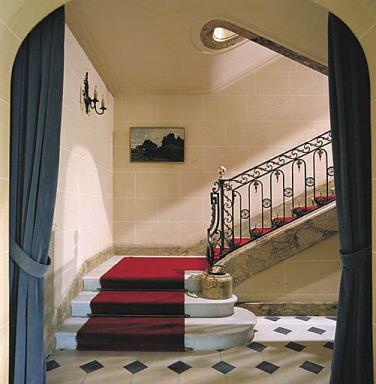 Départ de l'escalier principal au rez-de-chaussée.