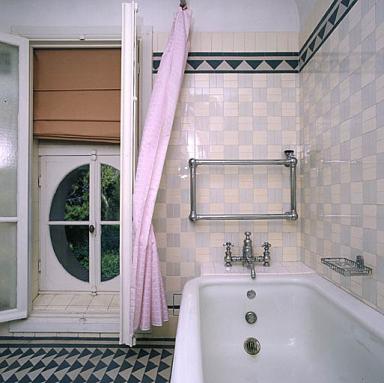 2e étage. La salle de bain est. La baignoire. Vue partielle avec le radiateur-sèche-serviettes.