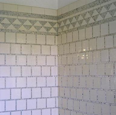 2e étage. La salle de bain nord. Détail du revêtement mural : carreaux de faîence blanche et motifs en pâte de verre argentée.