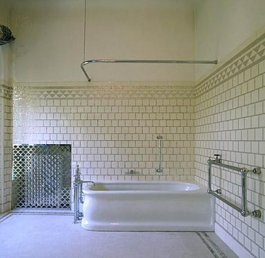 1er étage. Appartement de M. Beaumont. La salle de bain. Vue d'ensemble prise vers la baignoire.