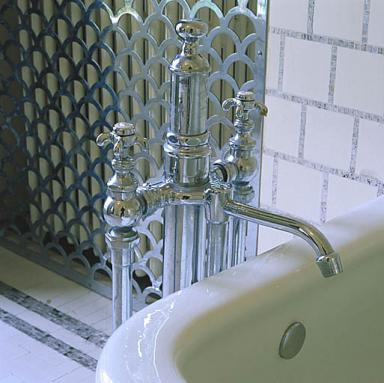 2e étage. La salle de bain nord. La robinetterie de la baignoire. Vue de détail.