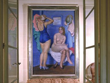 1er étage. Couloir des toilettes. Tableau des femmes au bain. Signé en bas à droite: V. Santaolaris (?). Vue prise des lavabos.