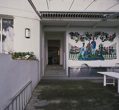 Villa Aujourd'hui. Faade ouest sur le jardin. Partie sud avec le panneau de cramique "Le mariage de la sirne" de Roger Capron.