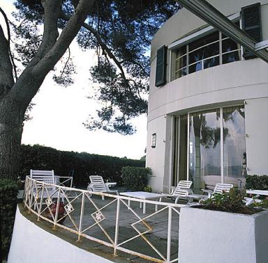 Villa Aujourd'hui. Façade ouest sur le jardin. Vue partielle prise du sud-ouest.