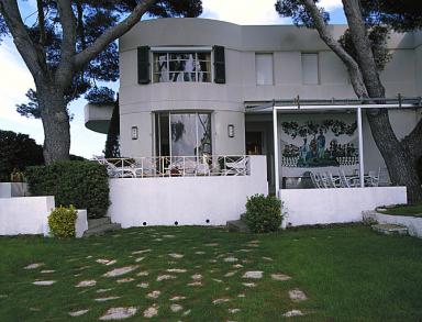 Villa Aujourd'hui. Façade ouest sur le jardin. Vue d'ensemble prise de l'ouest.