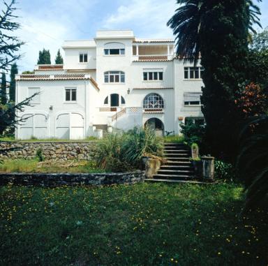 Vue d'ensemble de la façade est avec l'escalier au premier plan.