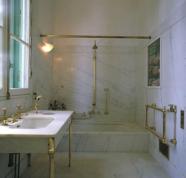 1er étage. Appartement de M. Beaumont. La salle de bain. Vue d'ensemble prise vers la baignoire.