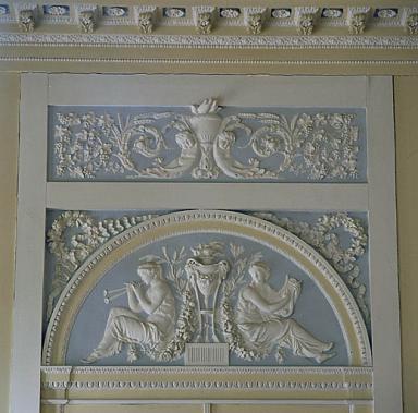 1er étage. Le grand salon. Un dessus-de-porte.