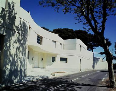 Villa Aujourd'hui. Façade antérieure sud. Vue d'ensemble prise de l'est.
