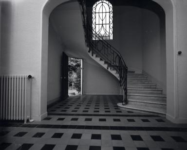 L'entre situe sur la faade ouest, le vestibule et l'escalier.