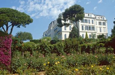 Vue partielle de la roseraie située en contrebas de la façade sud de l'hôtel.