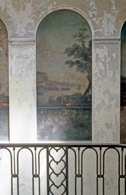 Vue de dtail du panneau peint situ sous l'arcature centrale au haut de l'escalier, au deuxime tage.