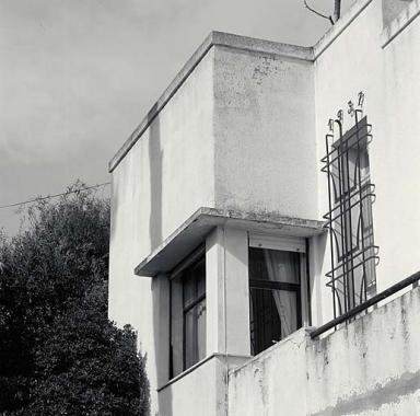Faade sud. 2e niveau. Fentre d'angle et grille aux tridents avec date 1937.