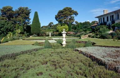 Vue en perspective du jardin rgulier situ au sud de la faade sud de la villa.