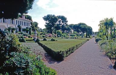 Alle situe en bordure du jardin rgulier amnag au sud de la villa, photographie depuis l'est.