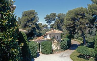 La porte et la tour situes  l'est, dans le prolongement de la faade nord de la villa.