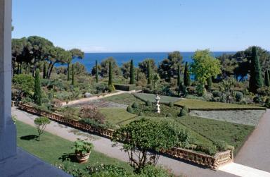 Vue partielle du jardin rgulier situ au sud de la villa.