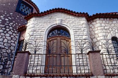 Façade antérieure nord. Porte d'entrée.