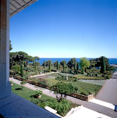 Vue partielle du jardin régulier situé au sud de la villa.