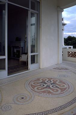 Dtail : portion de la mosaque situe sur la loggia, au devant devant de la porte.