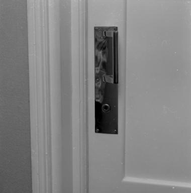 Vue de détail d'une poignée de porte.