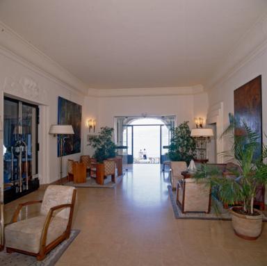 Le vestibule avec la terrasse à l'arrière plan.