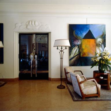 La porte d'entrée de la salle à manger photographiée depuis le vestibule.