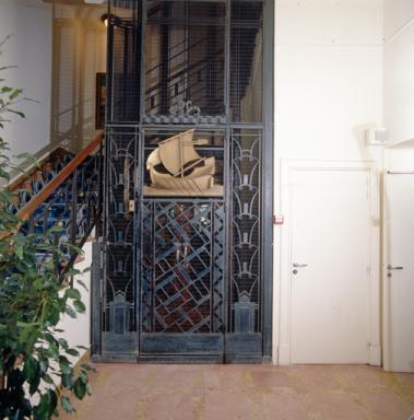 Vue de détail du décor de la porte de l'ascenseur située au rez-de-chaussée.