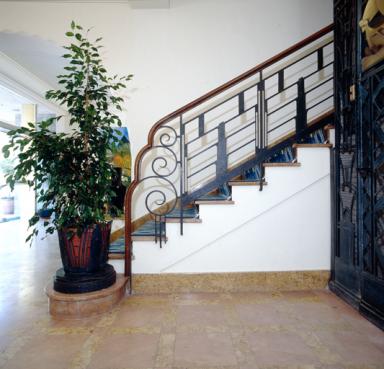 La rampe de l'escalier au niveau du rez-de-chaussée.