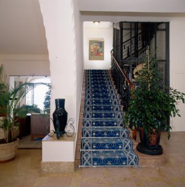L'escalier et la cage d'ascenseur, au rez-de-chaussée.