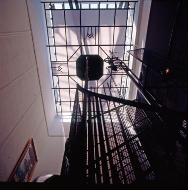 La verrière qui éclaire la cage d'ascenseur et l'escalier.