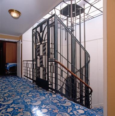 La cage de l'ascenseur au troisième étage.