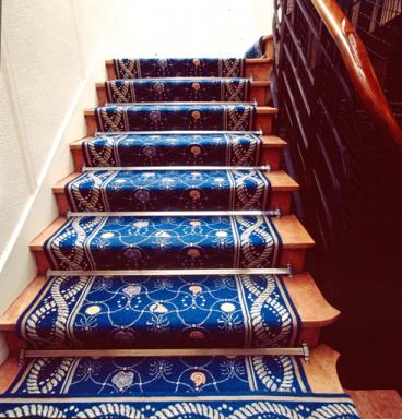 Vue de détail du tapis situé sur l'escalier.
