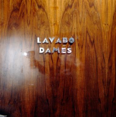 Vue de dtail de l'inscription situe sur la porte du lavabos des dames.