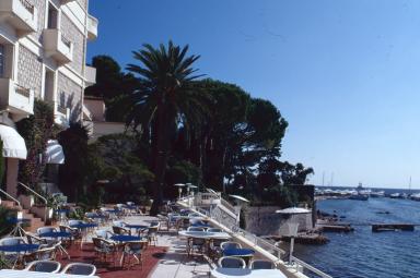 Vue en perspective de la terrasse côté mer.