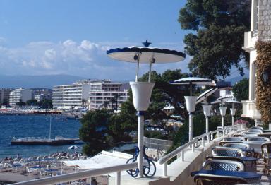 Les lampadaires situés sur la balustrade de la terrasse, photographiés depuis le sud.