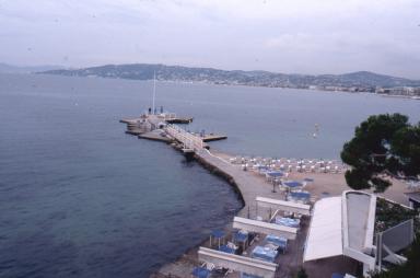 La plage artificielle et la digue.